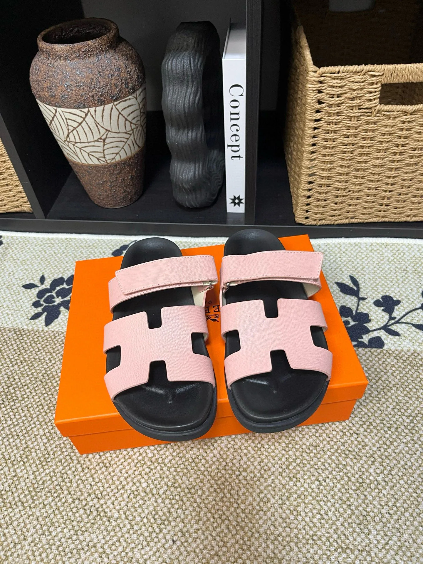 P300 Long-term stock Hermes men’s Kazimir slippers for couples - top quality woven calfskin functional sandals with intertwined uppers inspired by the “H” iconic pattern to create a casual look, perfect for summer. Imported cowhide + cowhide lining + TUP outsole Size: 35-46